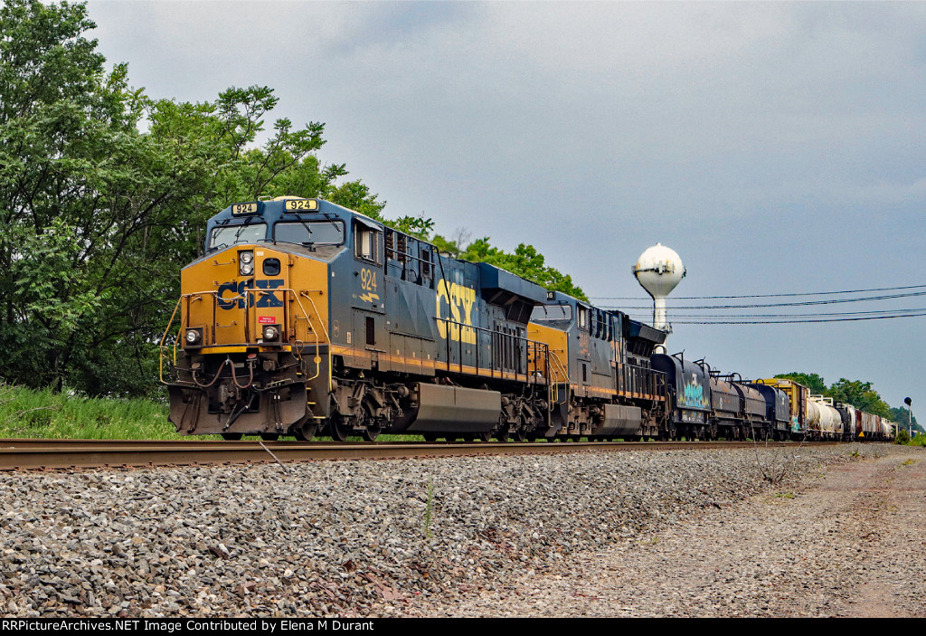 CSX 924 on M-410